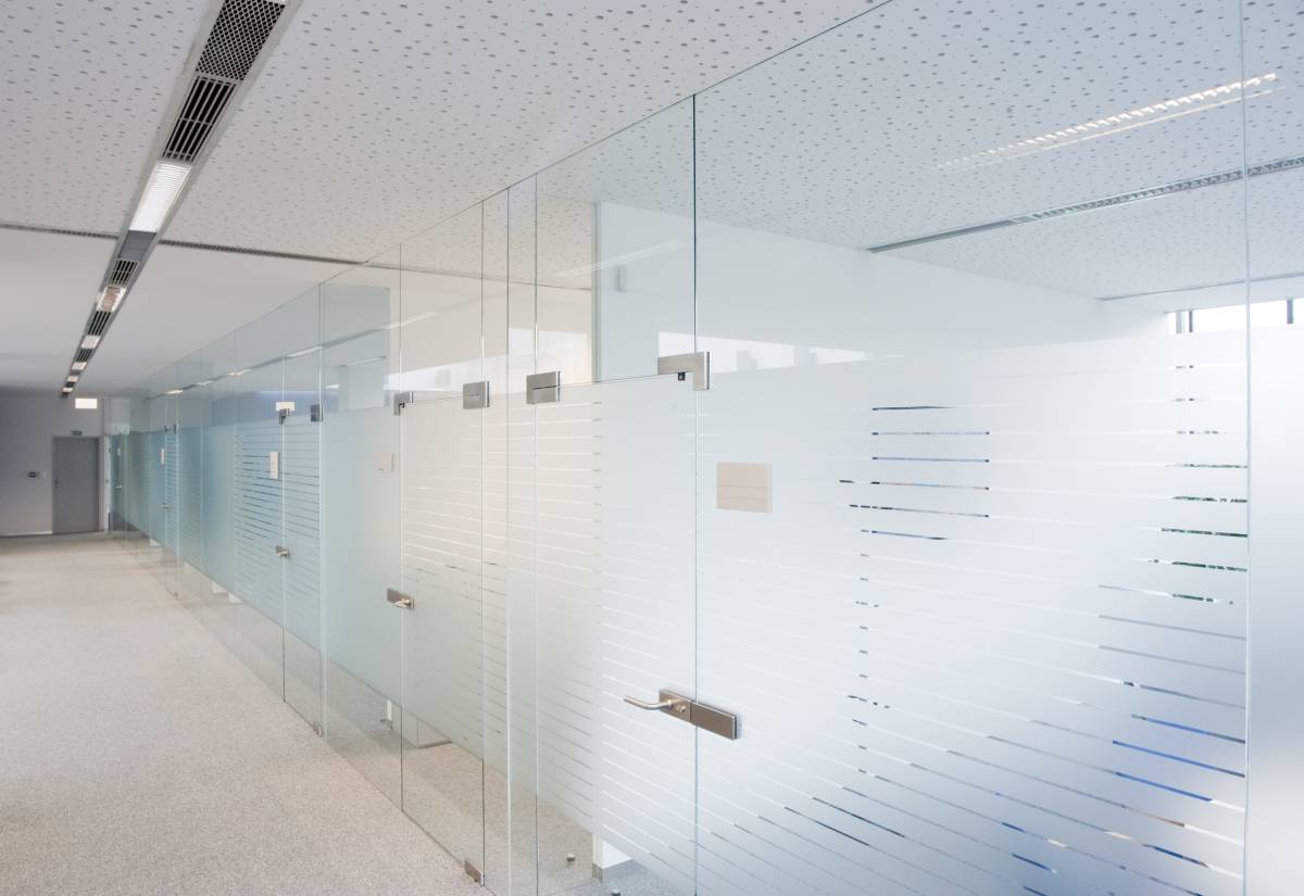 Sichtschutzfolien für Büro und Privatbereich – Professionell produziert und verklebt im Großraum Franken