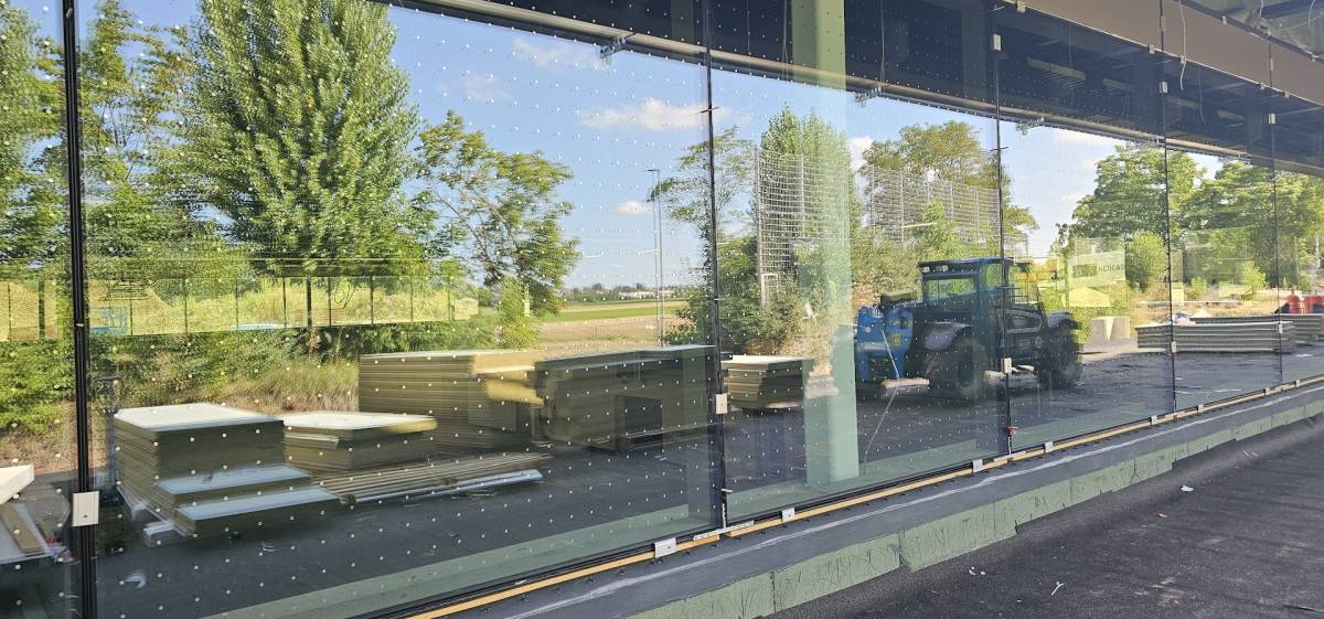 Vogelschutzfolie an Schulgebäude mit großen Fenstern